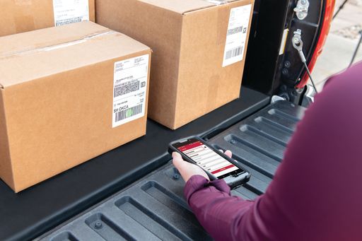  Mit der neuen Erfassungs-App barcoSCAN können
Strichcodes einfach erfasst, Artikelbestände verwaltet und Daten
unkompliziert zur weiteren Bearbeitung versandt werden.