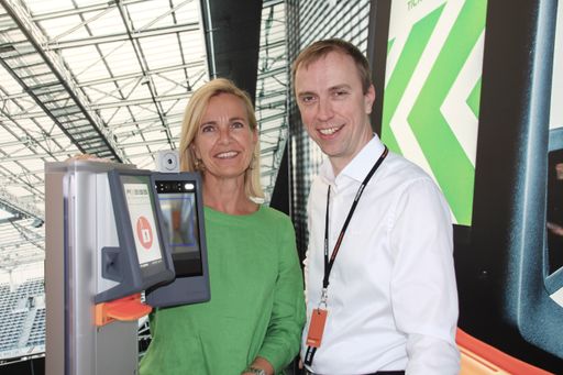 Das neue Gate mit dem Axess T&M Modul (Temperatur &
Maske). Im Bild: Claudia Kopetzky und Oliver Suter