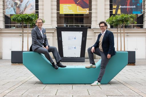  v.l.n.r.: Dr. Christian Strasser, MBA, Direktor
MuseumsQuartier Wien; Dr. Markus Reiter Bezirksvorsteher des 7.
Wiener Gemeindebezirkes