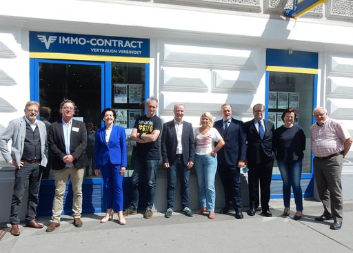 Vorschau Bild von von re: Geschäftsführer KR Karl Fichtinger mit
seinem Team vor dem neuen WOHN-CENTER.