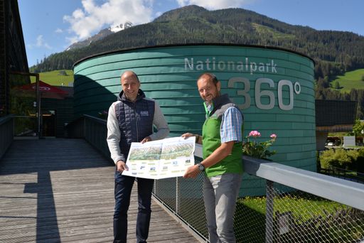 Vorschau Bild von Nationalpark Hohe Tauern eröffnet heute die Sommersaion. Im Bild
v.l.n.r GF Roland Rauch und Dir. Wolfgang Urban