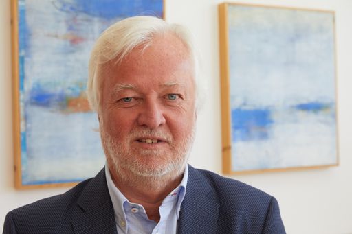 Vorschau Bild von Prof. Dr. rer. nat. Jürgen Vormann, Jahrgang 1953. Er ist Gründer
und Leiter des Instituts für Prävention und Ernährung (IPEV) in
Ismaning bei München. Seine Forschungsschwerpunkte sind Biochemie
und Pathophysiologie von Mineralstoffen, Spurenelementen und
Vitaminen sowie der Säure-Basen-Haushalt.