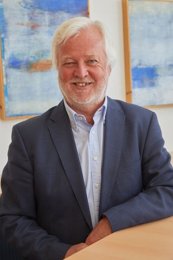 Vorschau Bild von Prof. Dr. rer. nat. Jürgen Vormann, Jahrgang 1953. Er ist Gründer
und Leiter des Instituts für Prävention und Ernährung (IPEV) in
Ismaning bei München. Seine Forschungsschwerpunkte sind Biochemie
und Pathophysiologie von Mineralstoffen, Spurenelementen und
Vitaminen sowie der Säure-Basen-Haushalt.