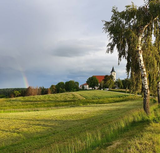  Das Kloster Pernegg öffnet am 30. Mai 2020 wieder
seine Pforten. Ein Regenbogen zeigt, dass auf regen Sonne folgt.