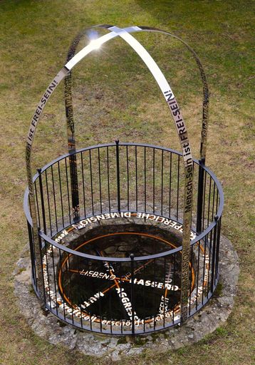 Vorschau Bild von Zisterne im Mittelpunkt der mittelalterlichen Klosteranlage mit
dem Menschenbild von Viktor E. Frankl