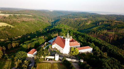 Vorschau Bild von Luftbildaufnahme des Kloster Pernegg im nördlichen Waldviertel
mit Blick nach Horn