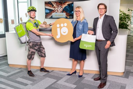  Im Bild v.l.n.r.: mjam-Fahrer, Ulrike Kittinger
(Geschäftsführerin des jö Bonus Club) und Mario Günther Rauch
(Geschäftsführer des jö Bonus Club)