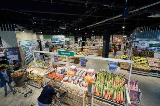 EDEKA ist auch in der Kategorie "SB-Warenhaus" siegreich - mit
dem unter der Regie der EDEKA Nord geführten E-Center Warnow Park in
Rostock. Frisch, vielfältig und ganz weit vorn: EDEKA-Unternehmer
gewinnen "Deutschen Frucht Preis 2020" für beste Obst- und
Gemüseabteilungen. Weiterer Text über ots und
www.presseportal.de/nr/51907 / Die Verwendung dieses Bildes ist für
redaktionelle Zwecke honorarfrei. Veröffentlichung bitte unter
Quellenangabe: "obs/EDEKA ZENTRALE AG & Co. KG/Christian Schmid"