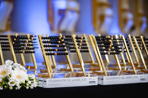 Vorschau Bild von Bereits zum sechsten Mal wurden die von Künstler
Wolfgang Hufnagl gestalteten Awards vergeben.