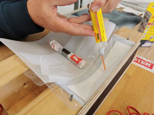  Henkel versorgt die TU Wien mit dem
Zwei-Komponenten-Sofortklebstoff Loctite 3090. Dieser wird in der
Produktion von Gesichtsschutzvisieren verwendet.