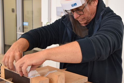 Vorschau Bild von Insgesamt will die TU Wien mit der Unterstützung
von Henkel 3.000 Stück Gesichtsschutzvisiere herstellen.