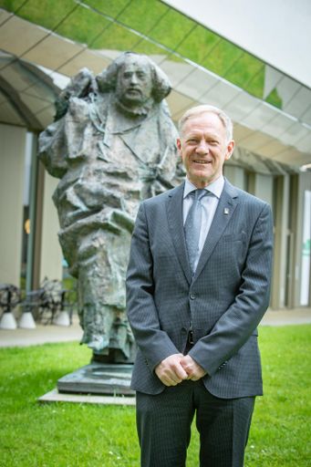 Vorschau Bild von Der neue Rektor der Paracelsus Medizinischen
Privatuniversität, Prof. Wolfgang Sperl, vor der Statue des
Namensgebers Paracelsus