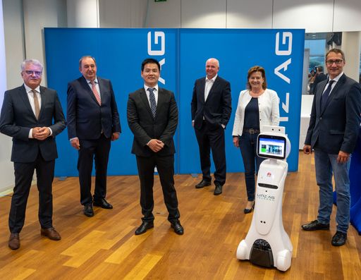 v.l.: Klaus Luger (Bürgermeister von Linz), Erich Haider
(Generaldirektor LINZ AG), Jackie Zhang (CEO Huawei Technologies
Austria), Markus Past (Bereichsleiter LINZ AG TELEKOM), Karin
Hörzing (Vizebürgermeisterin von Linz) und Stefan Gintenreiter
(Geschäftsführer LIWEST)