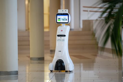 Vorschau Bild von Klaus oder nicht Klaus? Dieser Gesundheits-Roboter
tritt jedenfalls ab sofort seinen Dienst im Seniorenzentrum
Spallerhof an