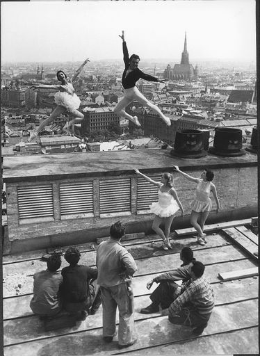 Eine unvergessene Gleichenfeier am 19. Juli 1954:
Hoch hinaus tanzte das Staatsopernballett auf dem noch unfertigen
Dach des Ringturms.