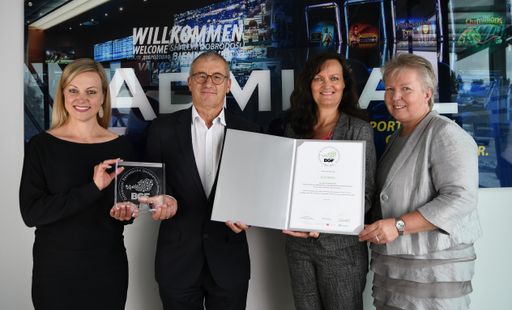 Monika Racek (Vorstandsvorsitzende ADMIRAL Casinos
& Entertainment AG), Paul Kozelsky (Geschäftsführer ADMIRAL
Sportwetten GmbH), Elisabeth Gschiel (Leiterin Kundenservice ÖGK)
und Beate Anglmayer (Kundenservice ÖGK) bei der
Zertifikatsverleihung.