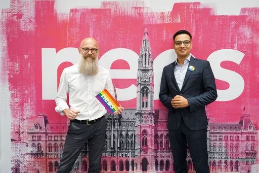 Auch in Wien gibt es für die LGBTIQ*-Community noch viel zu tun,
erklären NEOS Wien Gemeinderat Thomas Weber und NEOS Nationalrat
Yannick Shetty bei einer Pressekonferenz.