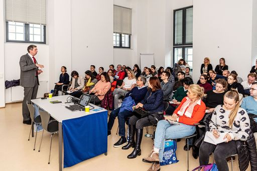  Die „Praxisgründungstage“ bieten Gesundheitspersonal die optimale
Gelegenheit, sich auf die Niederlassung in Form einer eigenständigen
Ordination bzw. Praxis gezielt vorzubereiten. Neben ausgewählten
Vorträgen & Workshops ergänzt ein Messebereich mit zahlreichen
Ausstellern das Angebot der Praxisgründungstage.