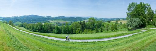  E-Biken und regionale Köstlichkeiten bei
ausgewählten Wirten genießen, das kombiniert die neue, zweitägige
Tour von der Buckligen Welt ins Schneebergland. Buchbar ist die
Radreise für sportliche Genießer an Wochenendterminen.