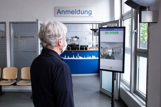  Am Empfang der Praxis ohne Grenzen in Hamburg können Patienten
und Mitarbeiter die berührungslose Fieberkontrolle von DERMALOG
durchführen. Weiterer Text über ots und www.presseportal.de/nr/8896
/ Die Verwendung dieses Bildes ist für redaktionelle Zwecke
honorarfrei. Veröffentlichung bitte unter Quellenangabe:
"obs/DERMALOG Identification Systems GmbH"