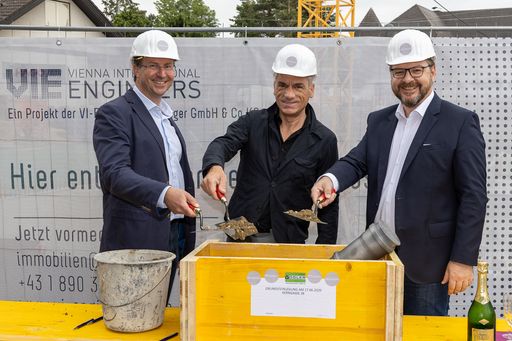 https://www.apa-fotoservice.at/galerie/23177 von links: -
Baumeister Ing. Michael Polleres-Vogler, Geschäftsführer Baumeister
Vogler GmbH - Architekt DI Erik Testor, Geschäftsführer Duda,
Testor. Architektur ZT GmbH - Robert Happel, Geschäftsführer der
VI-Engineers Bauträger GmbH & Co KG