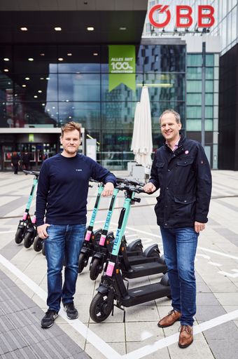 Max Nageler, Country Manager TIER Österreich und
Gregor Fischer, Geschäftsführer iMobility GmbH präsentieren die
co-branded E-Scoooter, die direkt über die App wegfinder gemietet
werden können.