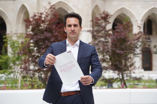 NEOS Wien Klubobmann Christoph Wiederkehr präsentiert den
Abschlussbericht von NEOS zur Untersuchungskommission
"Fördergelder".
