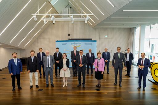 Bild (v.l.n.r.): Erste Reihe: Dr. h.c. Ivo Ivanovski, M.Sc, Dr.
Wolfgang Pospischil, Dr. Achim Kaspar, I. E. Mag. Ksenija Škrilec,
DI Peter Umundum, Amb. Dr. Elena Kirtcheva, Mag. Harald Neumann,
Mag. Heinz Messinger. Zweite Reihe: S. E. Bogdan Mazuru, S.E. Victor
Osipov, S.E. Lulzim Pllana, S.E. Dr. Ivan Sirakov, Vadym
Kovalevskyi, Dr. Stephan Pachinger (© Österreichische Post)