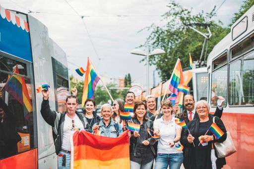  Gruppenbild bei der Regenbogenstraßenbahn 11
v.l.n.r.: Mag. Berthold Heber, Mag.a Mirela Mihaljevic, Karin
Erhart, Waltraud Prellinger, BR Klaus-Dieter Fabits, Barbara Popp,
Ursula Schnellinger, Tina Gabriel, BR Wolfgang Fasching, Eveline
Greger