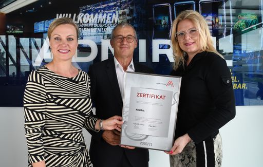 Dr. Monika Racek (Vorstandsvorsitzende ADMIRAL
Casinos & Entertainment AG), Paul Kozelsky (Geschäftsführer ADMIRAL
Sportwetten GmbH) und Mag. Monica Rintersbacher (Leitbetriebe
Austria-Geschäftsführerin) bei der Zertifikatsverleihung in der
ADMIRAL-Zentrale in Wiener Neudorf.