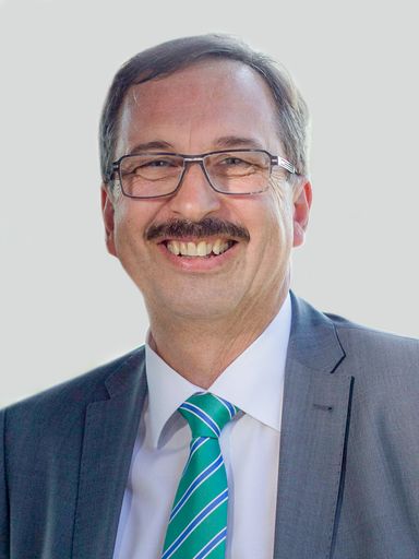  Ernst Wiesinger, Vorstandsvorsitzender der Kellner
& Kunz AG