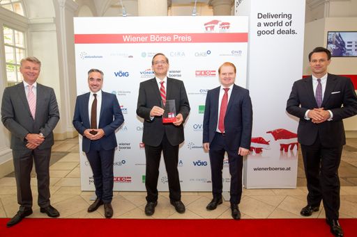 Vorschau Bild von Wiener Börse Preis 2020: Flughafen Wien AG mit
Journalistenpreis (2. Platz) ausgezeichnet, v.l.n.r.: Wolfgang
Nedomansky (APA-Finance), Peter Kleemann (Flughafen Wien), Günther
Ofner (Flughafen Wien), Christian Schmidt (Flughafen Wien),
Christoph Boschan (Wiener Börse)
