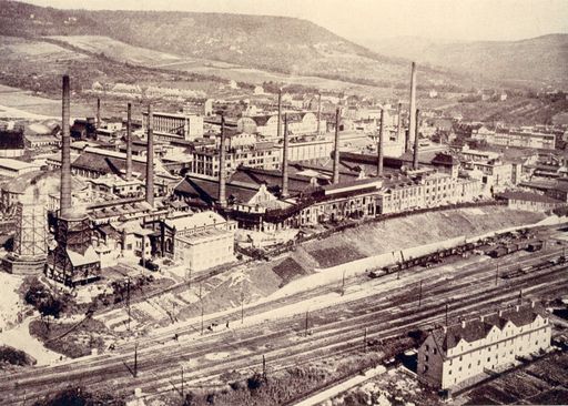 Das Jenaer Glaswerk Schott & Gen. um 1940. Es gehörte bereits
damals zu den führenden Spezialglasherstellern weltweit. Foto:
SCHOTT. Weiterer Text über ots und www.presseportal.de/nr/23114 /
Die Verwendung dieses Bildes ist für redaktionelle Zwecke
honorarfrei. Veröffentlichung bitte unter Quellenangabe: "obs/SCHOTT
AG"