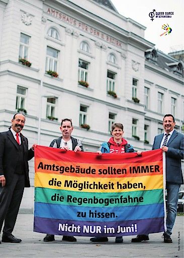 Vorschau Bild von v.l.n.r.: SPÖ-Bezirksrat „Fiakerbaron“ Wolfgang Fasching, Mag. Berthold Heber (SoHo Simmering), Isabella Willrader (Vorsitzende SoHo Simmering), SPÖ-Bezirksrat Klaus-Dieter Fabits (stv. Vorsitzender SWV Simmering) vor dem Amtshaus Wien-Simmering