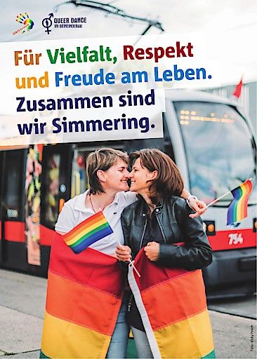 Vorschau Bild von Tina Gabriel (Obfrau GayCops Austria) mit ihrer Partnerin Barbara Popp bei der Regenbogenstraßenbahn 11