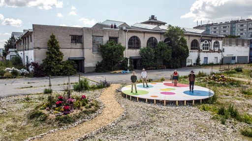 Vorschau Bild von Das F23 eröffnet mit „THE FLOWERS -
wir.blühen.kultur“ das sommerliche Programm in einem Meer von Blumen