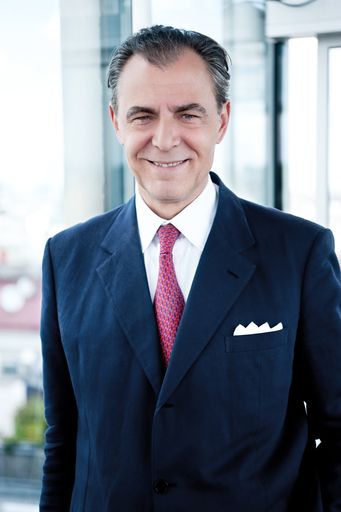 Dr. Eugen Otto wurde Dienstag Abend bei der
Generalversammlung der FIABCI Austria, dem Internationalen Verband
für Immobilienberufe, für weitere drei Jahre als Präsident
bestätigt. Er bekleidet diese Funktion seit 2001.