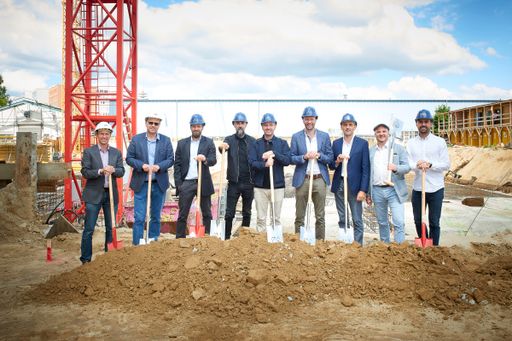 Vorschau Bild von v.l.n.r. Harald Knöbl (HAZET), Herbert Wolf
(HAZET), Markus Handler (Hypo-Bank Burgenland), Michael Koecher (roh
Architekten), Michael Klement (INVESTER), Florian Kammerstätter
(Consulting Company), Roland Hinterreiter (Consulting Company),
Martin Vabitsch (INVESTER), Florian Oberfrank (INVESTER)