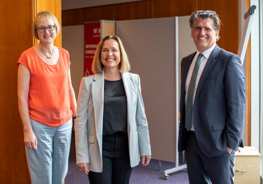 Vorschau Bild von Obfrau der WKÖ-Bundessparte Information und
Consulting Angelika Sery-Froschauer (Mitte) mit ihren
Stellvertretern Sybille Regensberger (links) und Johann Lackner
(rechts)