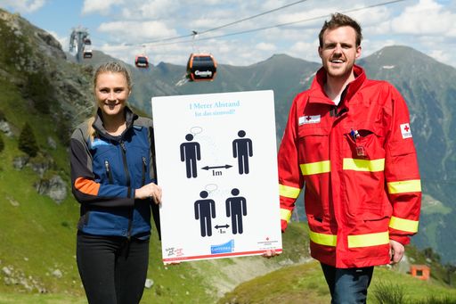 Vorschau Bild von Anna Czerny, Marketingleiterin bei den Gasteiner Bergbahnen und
Markus Plaickner, Abteilungsausbildner der Bezirksstelle des Roten
Kreuzes Gastein, auf der Schlossalm Bergstation