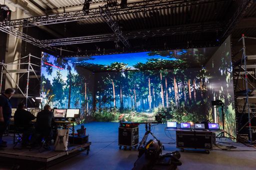  Mit dem Virtual Production Studio Vienna eröffnet in der 5.000 m2
großen Wiener Gösserhalle das modernste Film-, Broadcast- &
Streaming Studio Österreichs.