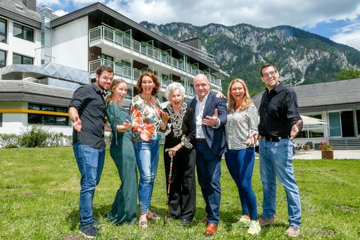 Hirschwang: Im Bild von li. n. re.: : David Krammer
alias "Wisch", Missy May, Maya Hakvoort, Waltraut Haas, AK-NÖ
Präsident Markus Wieser, Angelika Niedetzky, Florian Roehlich alias
"Flo"