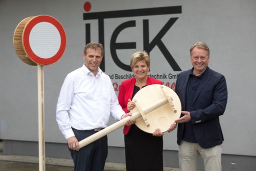 Vorschau Bild von Bei geschätzten 400.000 Stück Verkehrszeichen, die
pro Jahr produziert werden, beträgt das Einsparpotenzial rund 4.000
Tonnen pro Jahr. Und das nur mit Schildern. Eine Tatsache, die nicht
nur die Politik sehr freut.