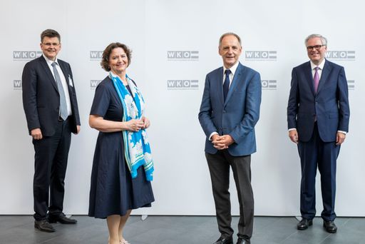 Vorschau Bild von v.l.n.r.: Obfrau-Stv. Bundessparte Gewerbe und
Handwerk Bernhard Feigl, Obfrau Bundessparte Gewerbe und Handwerk
Renate Scheichelbauer-Schuster, Obfrau-Stv. Bundessparte Gewerbe und
Handwerk Josef Mikl und Sparten-Geschäftsführer Reinhard Kainz.