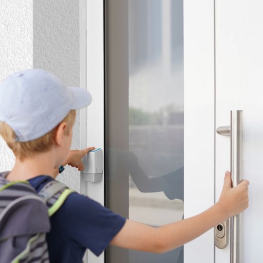  Besonders Familien mit Kindern schätzen den ekey
uno Fingerprint. Durch den schlüssellosen Zugang können Kinder immer
problemlos ins Haus gelangen – egal, ob sie von der Schule, dem
Spielen bei Freunden oder anderen spannenden Abenteuern nach Hause
kommen. Die intelligente ekey-Technologie erkennt das Wachstum von
Kinderfingern, sodass ein neuerliches Erfassen aufgrund von
Wachstumsschüben nicht notwendig ist.