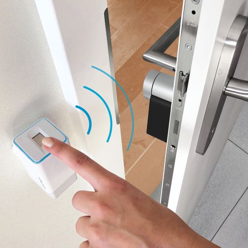 Vorschau Bild von Die neue Nachrüstlösung besteht aus dem ekey uno
Fingerprint und dem Nuki Smart Lock 2.0. Der Fingerprint erkennt
berechtigte Personen und sendet ein verschlüsseltes Signal (BLE) zum
Smart Lock. Dieses dreht den Schlüssel, welcher an der Türinnenseite
steckt, und ent- bzw. versperrt die Tür.