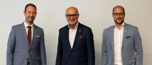 Vorschau Bild von Obmann der Bundessparte Tourismus und
Freizeitwirtschaft in der WKÖ Robert Seeber (Mitte) mit seinen
Stellvertretern Mario Pulker (links) und Mario Gerber (rechts)