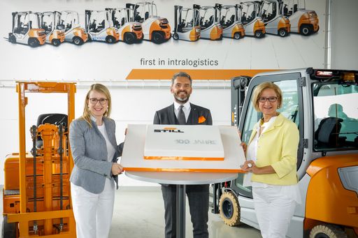 Dr. Margarete Schramböck, Bundesministerin für Digitalisierung
und Wirtschaftsstandort, und Landeshauptfrau Mag. Johanna
Mikl-Leitner gratulierten DI Stefan Krejca, Geschäftsführer bei
STILL Österreich, persönlich zum 100-jährigen Bestehen des
Intralogistikers.