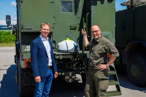  METEKA-Geschäftsfürer Mag. Roland Katschnig übergibt
Nocospray-Gerät an Oberst Jürgen Schlechter