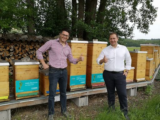 Vorschau Bild von Bio-Imker Michael Stiefmüller und KWG
Geschäftsführer Peter J. Zehetner